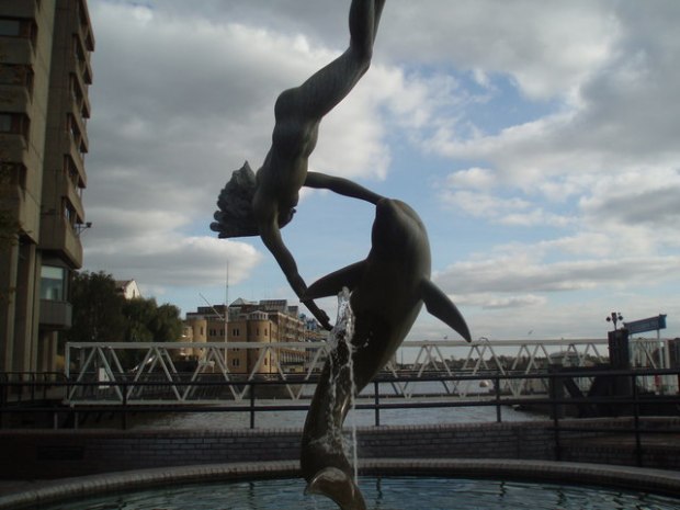 Girl With a Dolphin, sculpted by Sir David Wynne in 1973. (Image via Geograph; copyright Paul Gillett). 