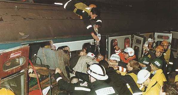 Rescue teams at Cannon Street, January 1991. (Image: The London Fire Journal).