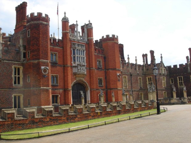 Hampton Court (image: Wikipedia)
