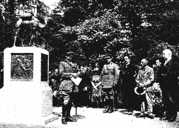 The unveiling, July 1921 (image: Manchester Guardian)